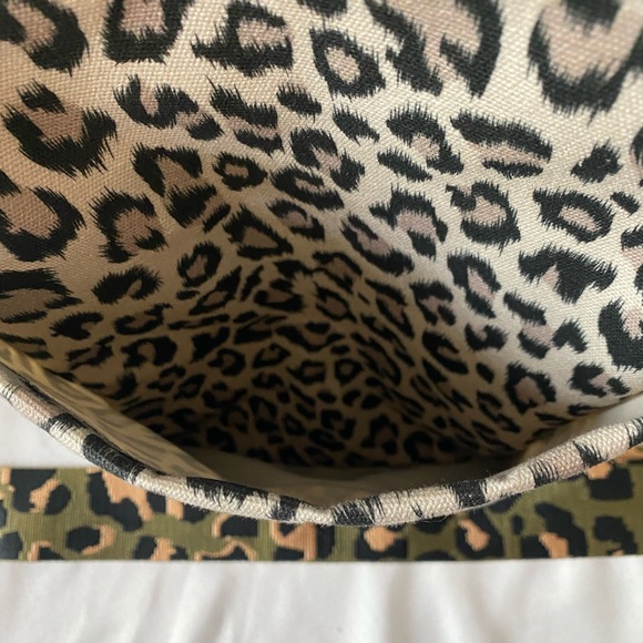 NWOT! LUXE NORTH SOUTH BAG: GREY LEOPAR - Picture 5 of 8